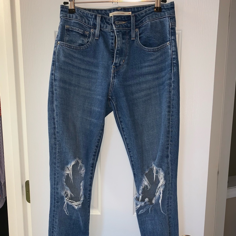 Light wash distressed Levi’s